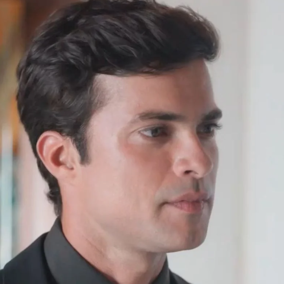 Victor Sparapane é Sebastião Torres na série 'A Vida Secreta do Meu Marido Bilionário', exibida na ReelShort