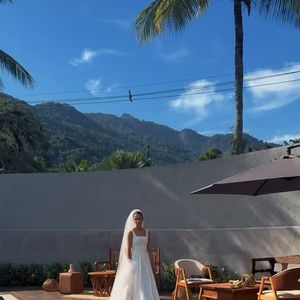 Natália Vivacqua apostou em um vestido longo e elegante para seu casamento