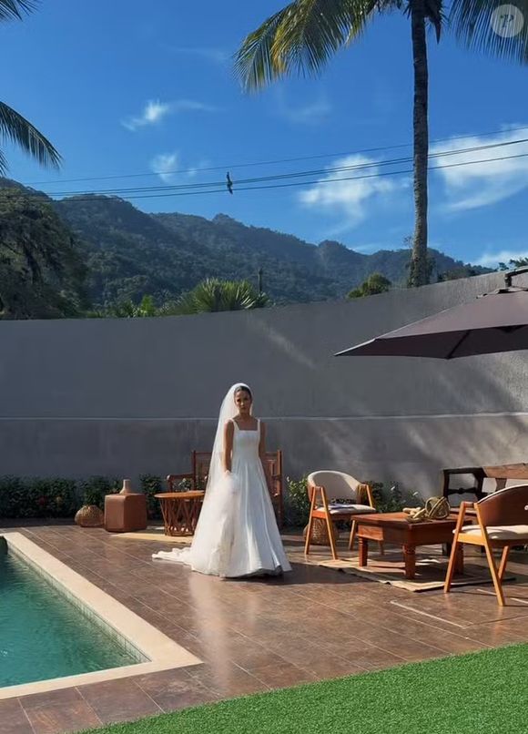 Natália Vivacqua apostou em um vestido longo e elegante para seu casamento