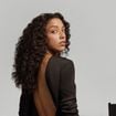 Cabelo cacheado e bem-cuidado: destaque do elenco de nova série da Netflix sobre MMA, Alice Carvalho revela rotina prática para manter os fios hidratados durante gravações