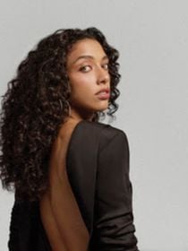 Cabelo cacheado e bem-cuidado: destaque do elenco de nova série da Netflix sobre MMA, Alice Carvalho revela rotina prática para manter os fios hidratados durante gravações