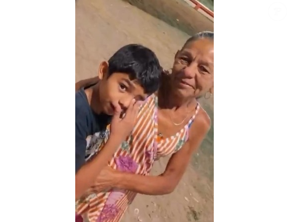 Matheus dos Bombons mora com a avó, Dona Inês, em Caucaia, no Ceará, e vende doces para ajudar nas despesas da família
