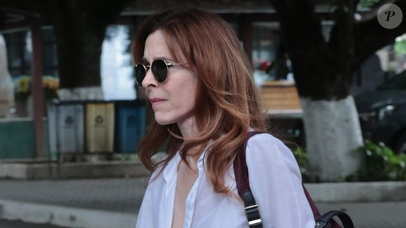 Deborah Evelyn, uma das 7 ex-mulheres de Dennis Carvalho e com quem foi casada por 24 anos, chegou chorando ao velório do pai de sua filha, Luiza