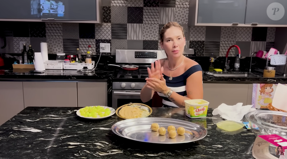 Com a massa fria, é hora de modelar: basta colocar a uva e envolver a fruta na mistura de doce