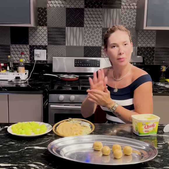 Com a massa fria, é hora de modelar: basta colocar a uva e envolver a fruta na mistura de doce