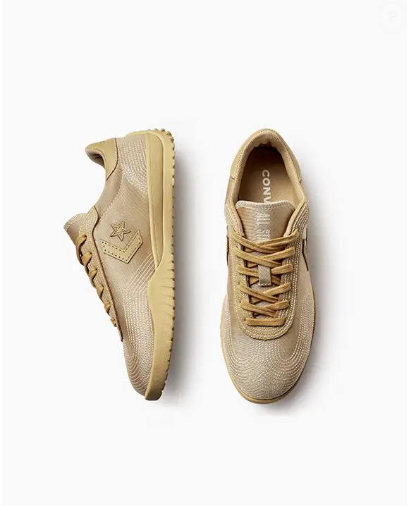 Muito além do clássico All Star, o modelo Run Star Trainer Cetim Cano Baixo Bege conquista mulheres maduras com visual sofisticado e pegada fashionista