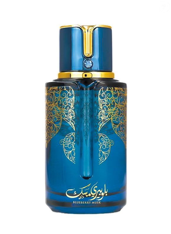 Mirtilo e amora abrem a composição do Blueberry Musk, da Arabiyat Prestige, perfume compartilhável que combina frutas, flores e notas amadeiradas. No coração, frésia, lavanda e rosa acrescentam nuances florais, enquanto framboesa, baunilha, musgo de carvalho e patchouli aparecem na base