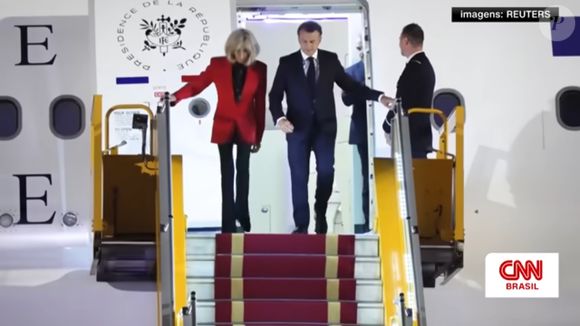 Macron, presidente da França, tentou dar a mão para a mulher, mas ela rejeitou