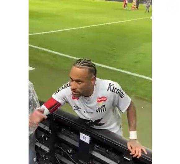 Neymar discutiu com torcedor do Santos em derrota para o Internacional em 23 de julho de 2025
