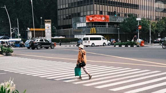 Mais do que um ato de cortesia, esse comportamento também reflete uma postura atenciosa, cooperativa e respeitosa em relação a desconhecidos