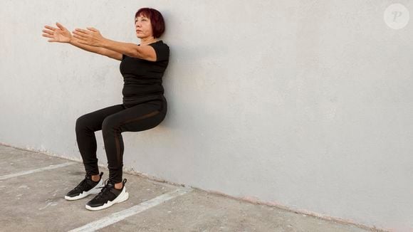 Quando realizamos determinados movimentos com uma parede por perto podemos nos concentrar mais na posição, na amplitude do movimento e na tensão dos músculos