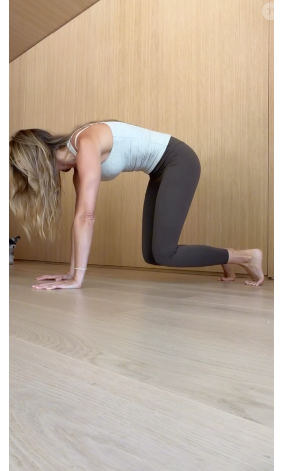 Primeiro exercício é uma contração de abdômen no ar na posição de quatro apoios, inspirando e expirando bem