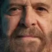 José de Abreu completa 79 anos com corpinho de 300 kg: ator encara caracterização inusitada em peça teatro inédita no Brasil; carreira é marcada por sucesso e polêmicas