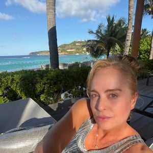 Em uma das fotos, a loira surgiu deitada em uma espreguiçadeira usando um vestido prateado elegante