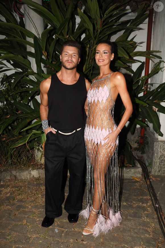 Camila Queiroz exibiu o corpo no Baile da Arara 2025, enquanto Klebber Toledo apostou no pretinho básico