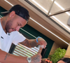 Neymar e Mavie ajudaram a confeitar e decorar o bolo da influenciadora Bruna Biancardi.