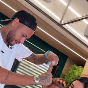Neymar e Mavie ajudaram a confeitar e decorar o bolo da influenciadora Bruna Biancardi.