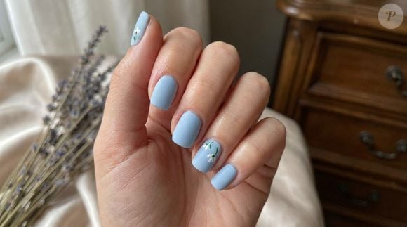 Romântico e delicado, o azul-bebê ganha um toque ainda mais feminino quando combinado a pequenas flores e ao efeito da manicure italiana
