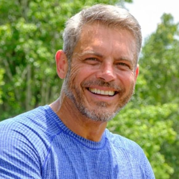 Luigi Baricelli mostra que é possível rejuvenescer sem perder as expressões que marcaram sua trajetória na TV