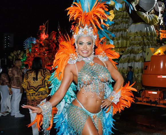 Carnaval 2026 em São Paulo: Adriana Santos, musa da Mocidade Unida da Mooca, posa na concentração
