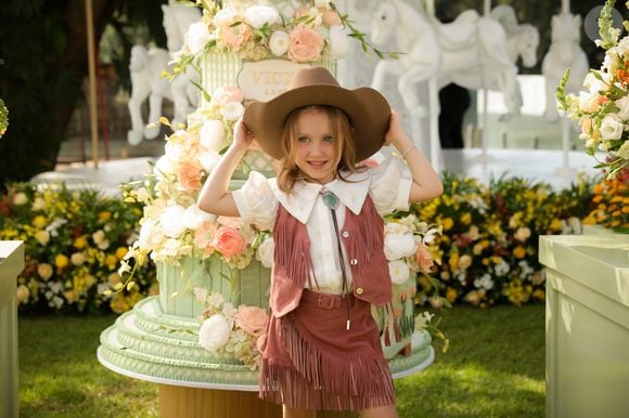 Vicky Justus comemorou os 6 anos em uma celebração luxuosa com flores, carrossel e referências western