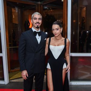 Veja o look completo de Giovanna Lancellotti e Gabriel David para o primeiro Golden Globes no Brasil