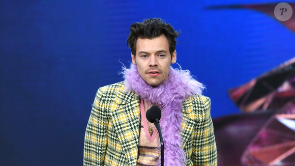 Uma das celebridades mais estilosas do mundo, Harry Styles é ícone de comportamento, pensamento livre e atitude