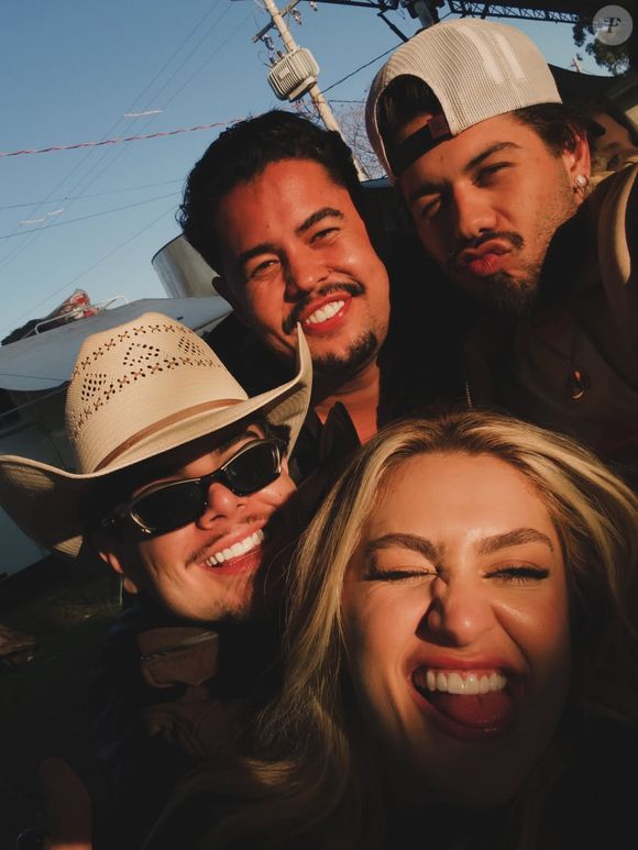 Em um dos cliques, a cantora apareceu ao lado de Zé Felipe e mais alguns amigos