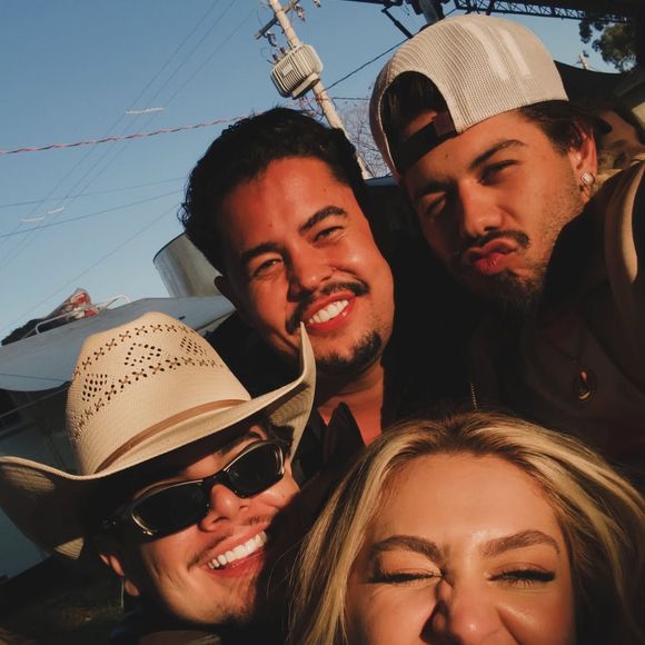 Em um dos cliques, a cantora apareceu ao lado de Zé Felipe e mais alguns amigos