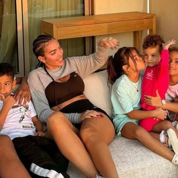 Às vésperas do possível casamento, Cristiano Ronaldo e Georgina Rodríguez celebram uma família formada por cinco filhos. Os dois são pais biológicos de Alana Martina e Bella Esmeralda, enquanto Georgina também exerce o papel de mãe na criação de Cristiano Jr. e dos gêmeos Eva e Mateo