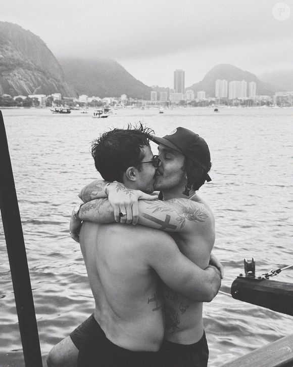 Mateus, dupla de Vitória Strada no BBB 25, é namorado de Junior Souto, apaixonado por tatuagens e nascido no Rio Grande do Norte