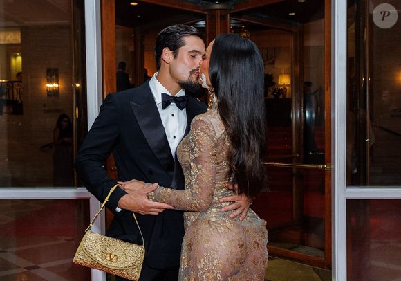 Sabrina Sato e o ator Nicolas Prattes protagonizaram um momento de carinho no tapete vermelho, com Prattes utilizando um smoking trespassado clássico. Sabrina, por sua vez, apostou em um vestido longo de gola alta e mangas compridas confeccionado em renda dourada com transparência total, revelando a silhueta sob o tecido ricamente bordado com motivos florais