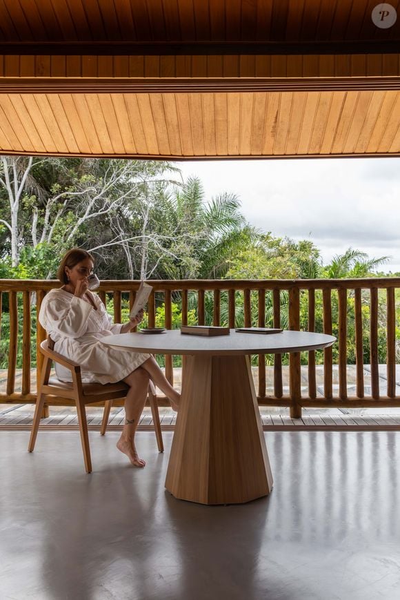 Casa de Heloísa Périssé tem aconchegante varanda com bela vista