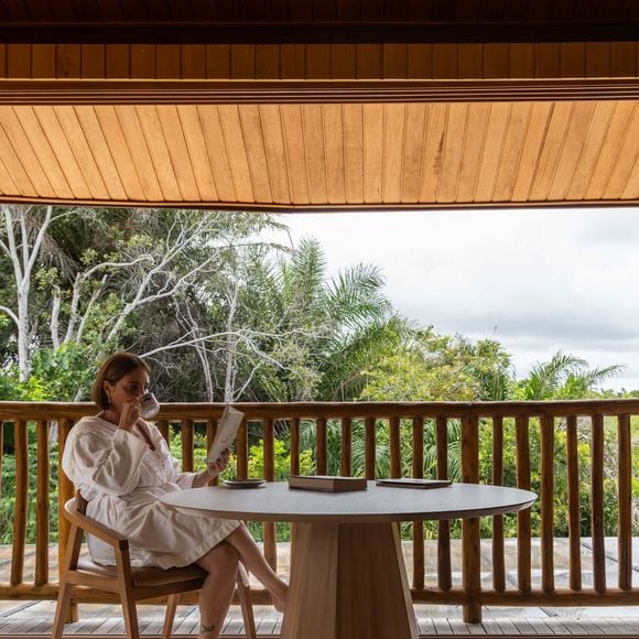 Casa de Heloísa Périssé tem aconchegante varanda com bela vista