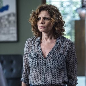 Já na série 'Justiça', de 2006, Débora Bloch deixou os cabelos bem mais curtos e cacheados