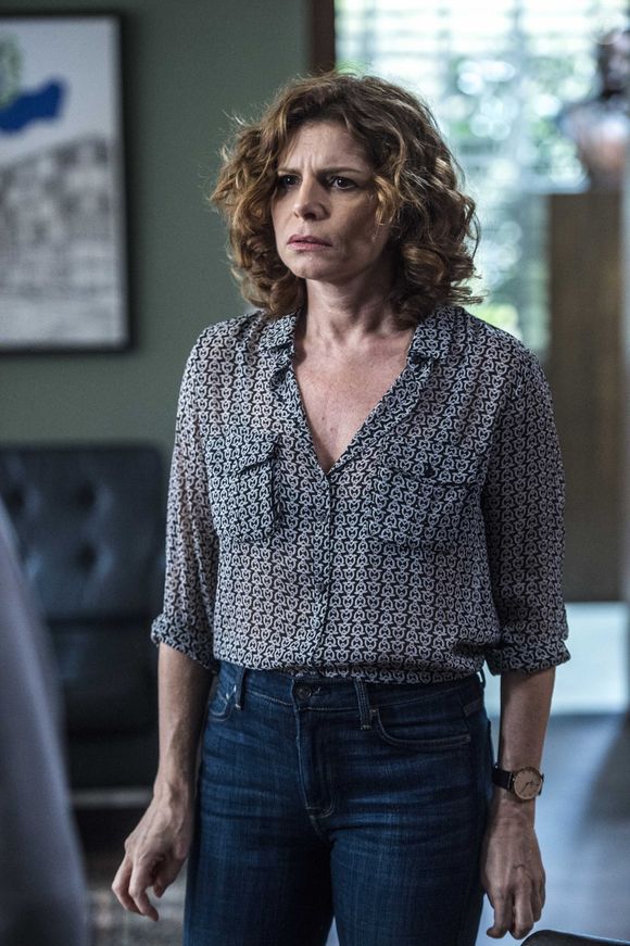 Já na série 'Justiça', de 2006, Débora Bloch deixou os cabelos bem mais curtos e cacheados