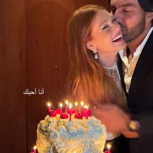 Também no estilo vitoriano, bolo de Marina Ruy contou com três andares, cerejas, velas vermelhas e decoração elegante toda em branco