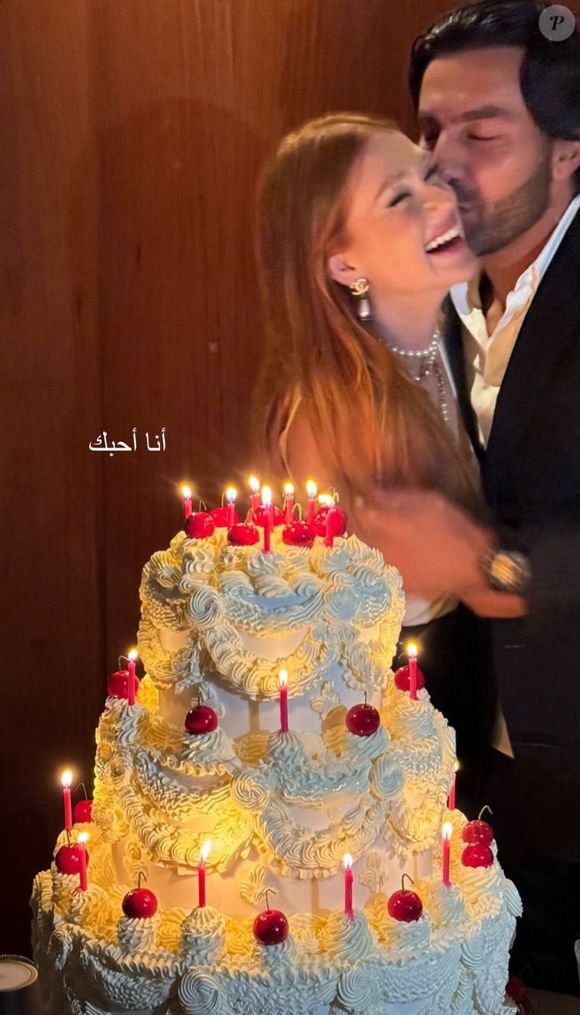 Também no estilo vitoriano, bolo de Marina Ruy contou com três andares, cerejas, velas vermelhas e decoração elegante toda em branco