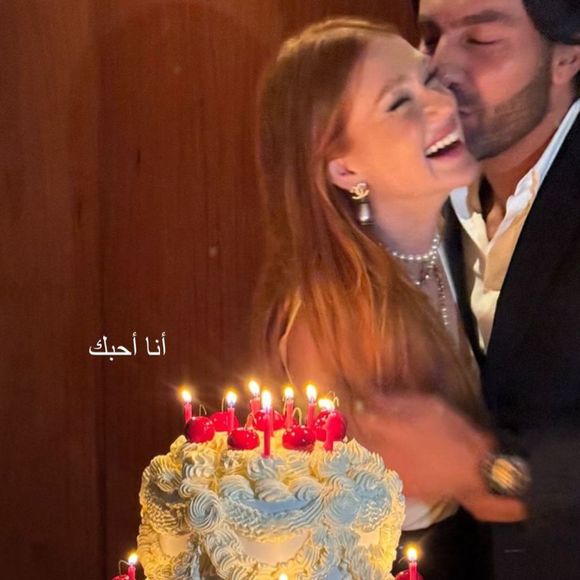Também no estilo vitoriano, bolo de Marina Ruy contou com três andares, cerejas, velas vermelhas e decoração elegante toda em branco