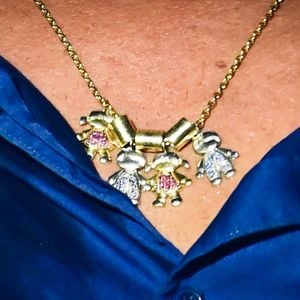 Colar usado por Leonardo no show de São João foi presente de Virginia e de Zé Felipe em 2022.