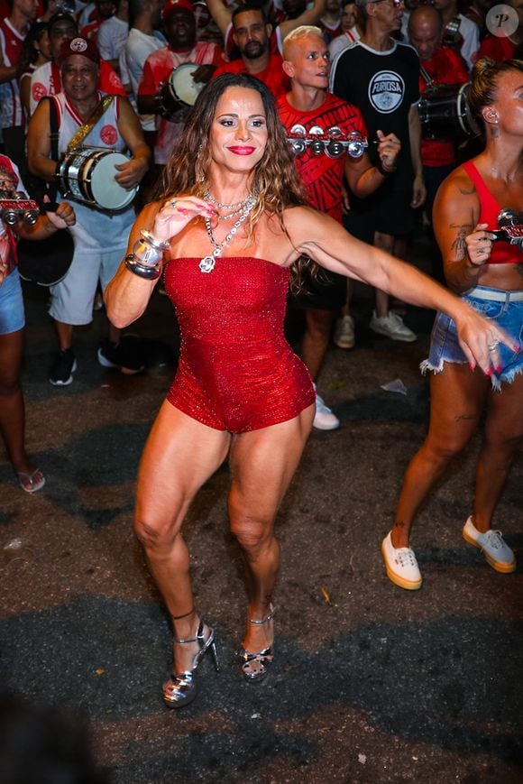 Quem também roubou a cena foram as pernas de Viviane Araújo