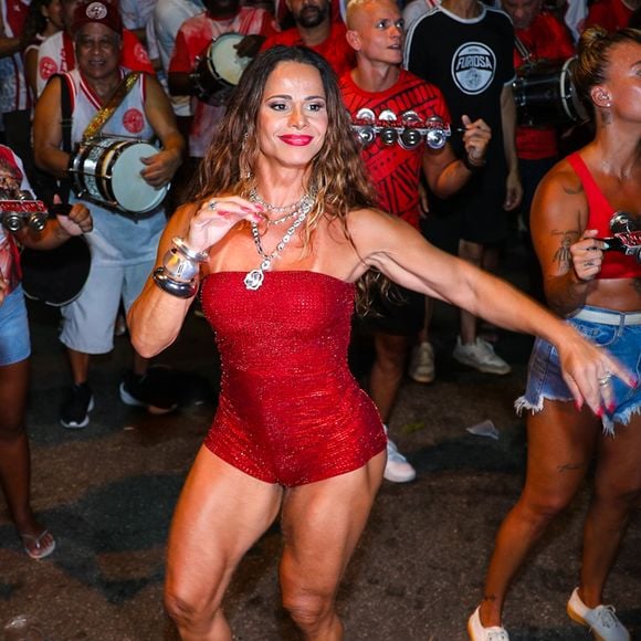 Quem também roubou a cena foram as pernas de Viviane Araújo