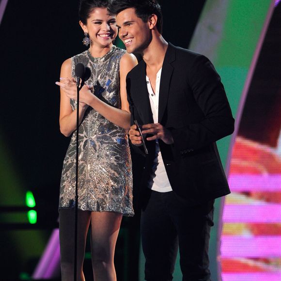 Selena Gomez conheceu Taylor Lautner em 2009, enquanto ela filmava As Aventuras de Ramona e ele trabalhava em Lua Nova. Embora o relacionamento tenha sido confirmado, o namoro foi breve. Em uma entrevista à revista Seventeen, Selena explicou o que aconteceu: "Nós saíamos para almoçar e jantar, mas os paparazzi nos seguiam o tempo todo... As pessoas ficaram um pouco obcecadas com a ideia de nós dois juntos."