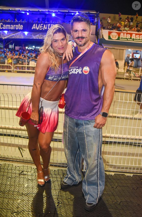 Loiríssima, Priscila Fantin esteve em um Camarote no Anhembi com o marido Bruno Lopes