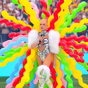 Xuxa, hoje com 61 anos, impressiona por seu corpo super definido