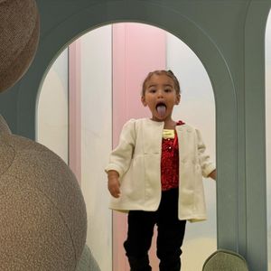 Mavie passou toda a festa brincando com outras crianças em sua brinquedoteca
