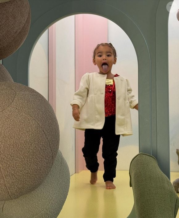 Mavie passou toda a festa brincando com outras crianças em sua brinquedoteca