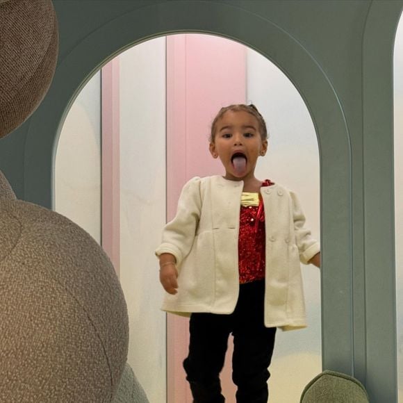 Mavie passou toda a festa brincando com outras crianças em sua brinquedoteca