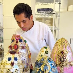Trio de ovos Fabergé de chocolate é exibido com destaque pelo confeiteiro Denilson Lima