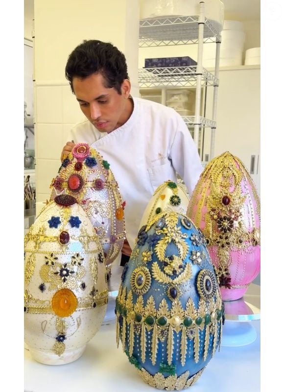 Trio de ovos Fabergé de chocolate é exibido com destaque pelo confeiteiro Denilson Lima